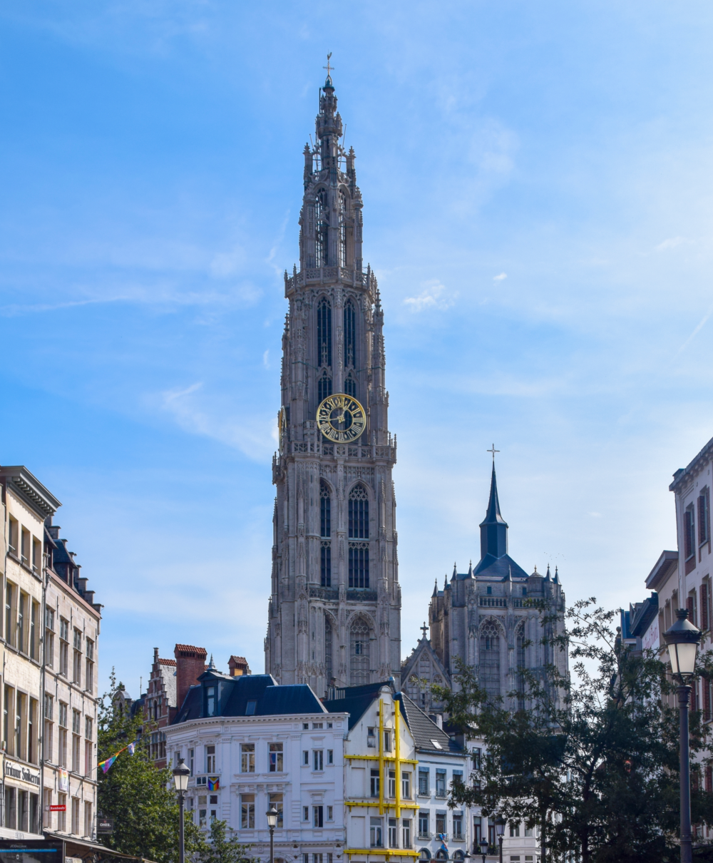 ベルギー・アントウェルペンの聖母大聖堂の外観。高さ123メートルの尖塔がそびえ立つフランドル・ゴシック様式の大聖堂