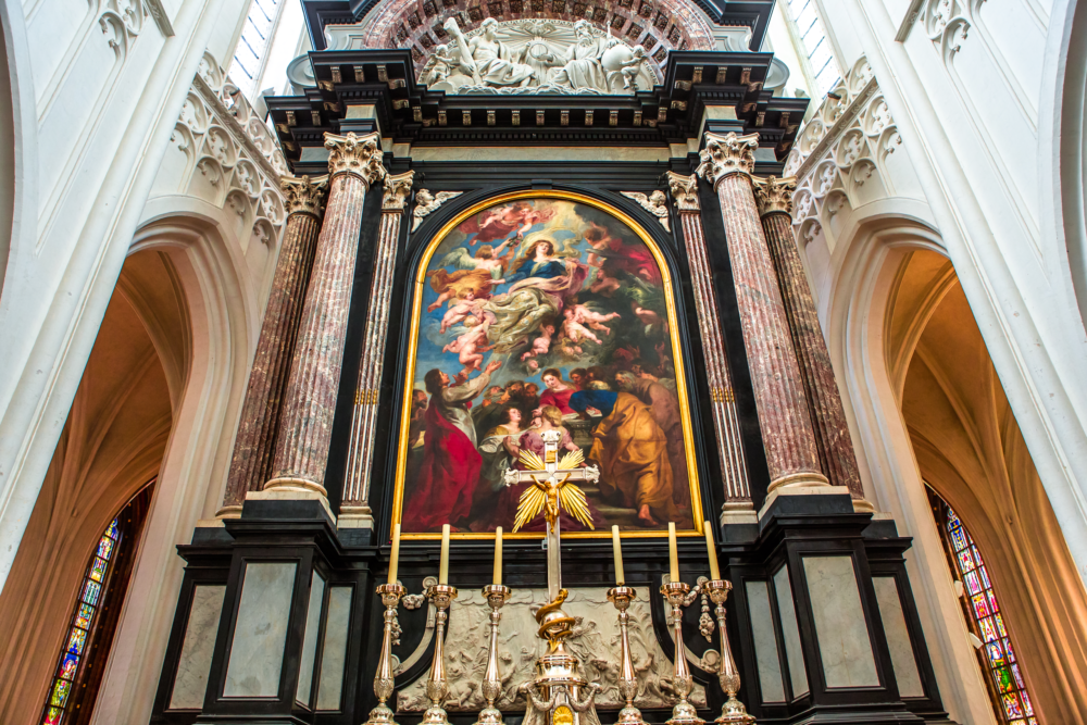 "ルーベンス《聖母被昇天》祭壇画。天に昇るマリアと、見上げる十二使徒。黄金の光に包まれたアントワープ聖母大聖堂の主祭壇。"