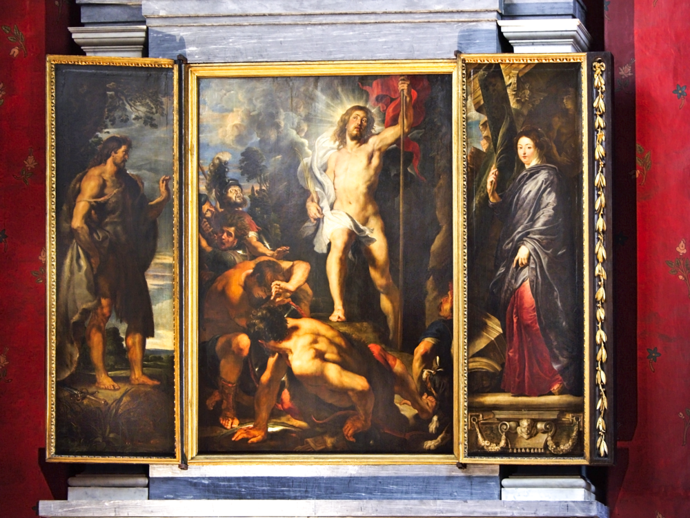 "ルーベンス《キリストの復活》三連祭壇画。中央に立つキリストと、左右に描かれた洗礼者ヨハネと聖母マリア。アントワープ聖母大聖堂所蔵。"